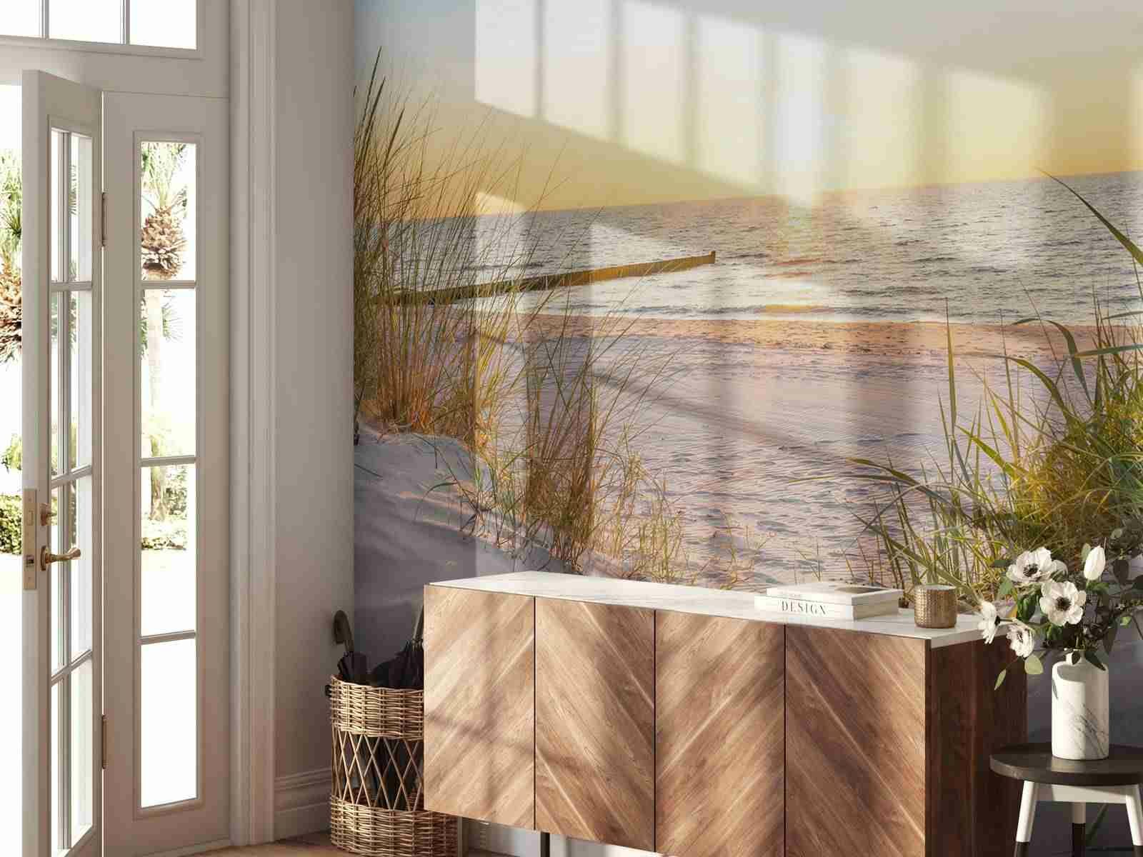 Op maat gemaakt fotobehang met een strand zonsondergang, creëert een rustgevende sfeer in de eetkamer